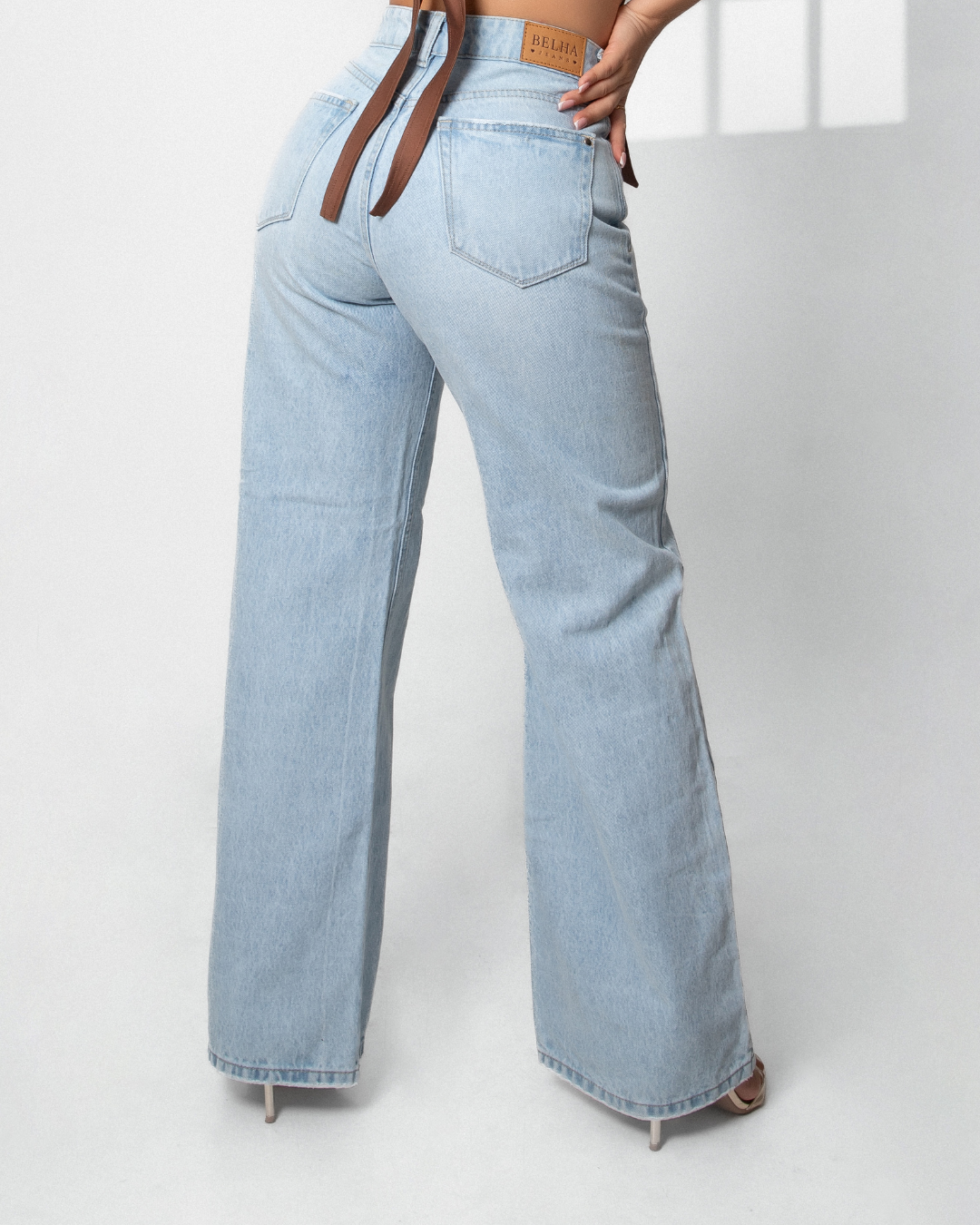 Jean straight azul hielo con correa vertical - detalle correa
