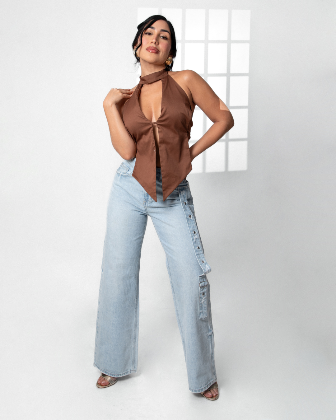 Jean straight azul hielo con correa vertical - vista frontal