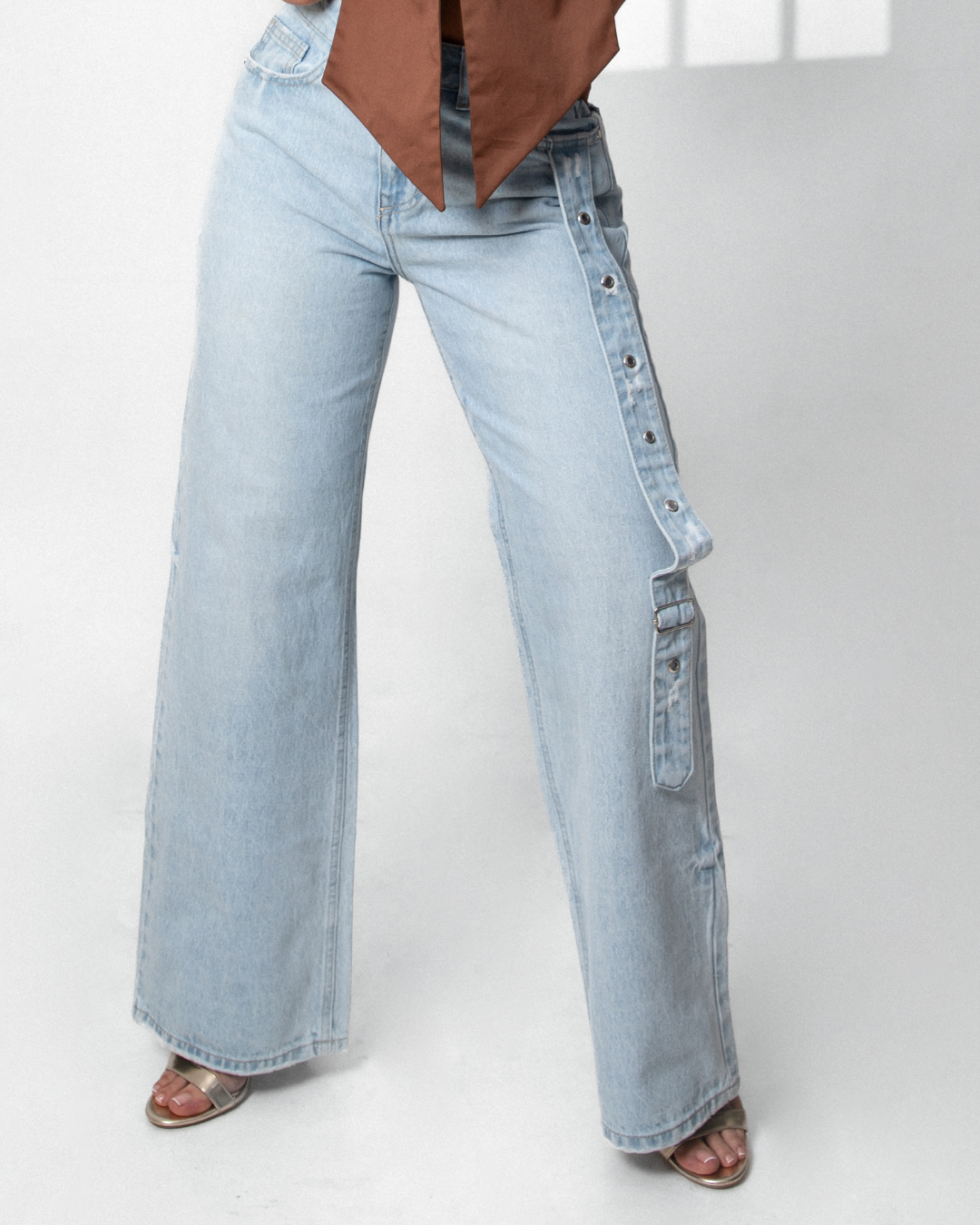 Jean straight azul hielo con correa vertical - vista lateral