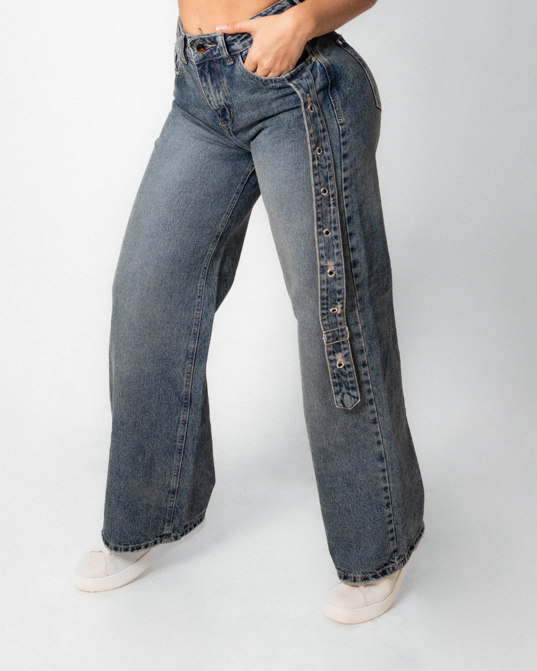 Jean straight gris con correa vertical - vista lateral