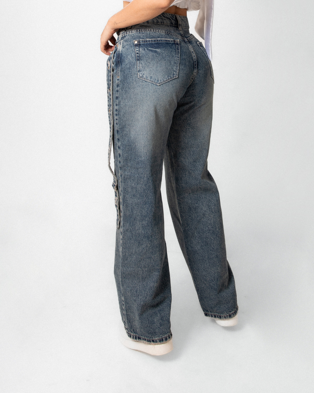 Jean straight gris con correa vertical - detalle correa