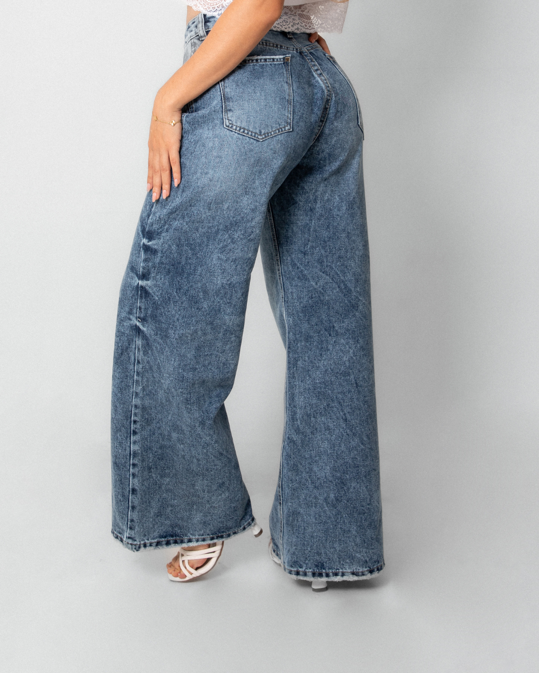 Jean wide leg azul frosted - detalle