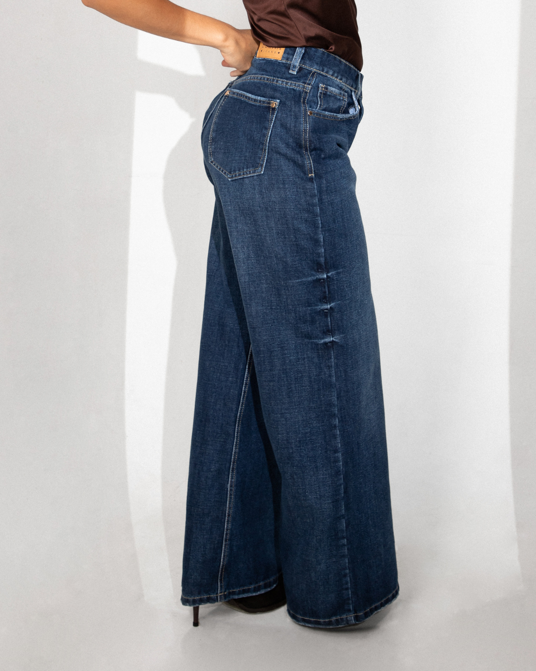 Jean wide leg azul oscuro - vista lateral